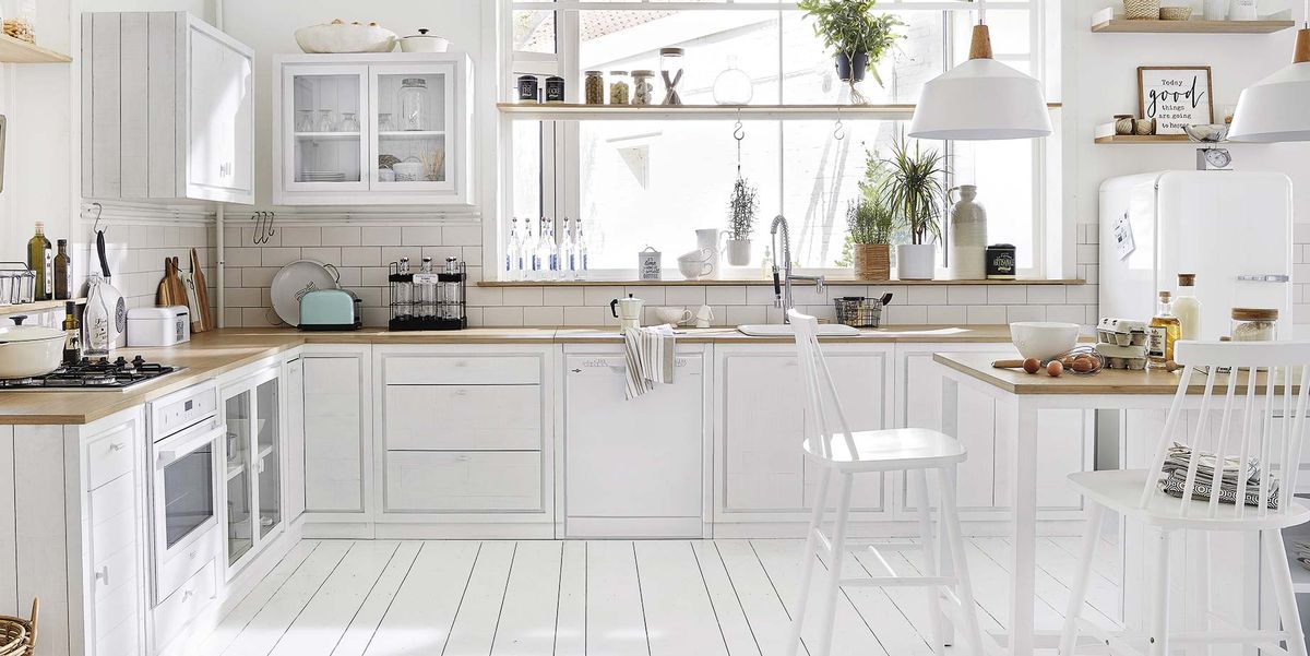 Cocina blanca con madera