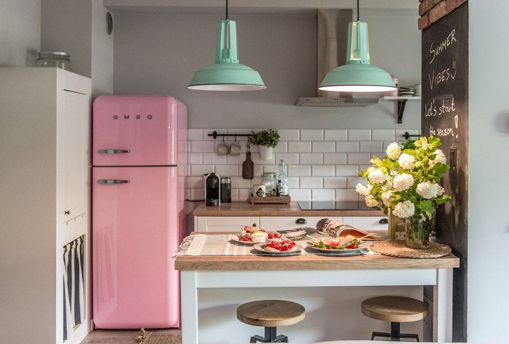 Cocina blanca con toques de color