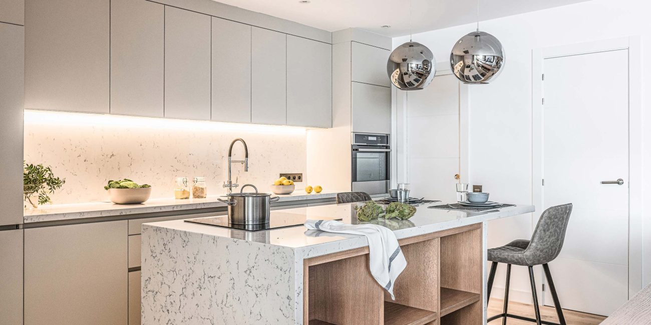 Azulejos grandes en cocina moderna.