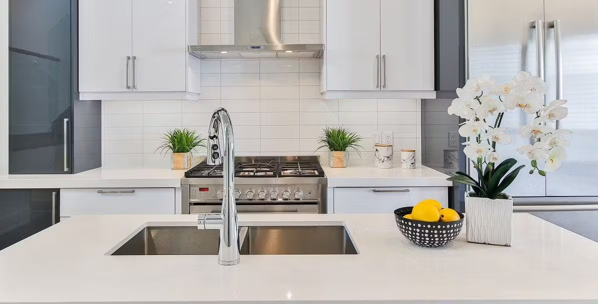 Lavabo moderno de cocina.