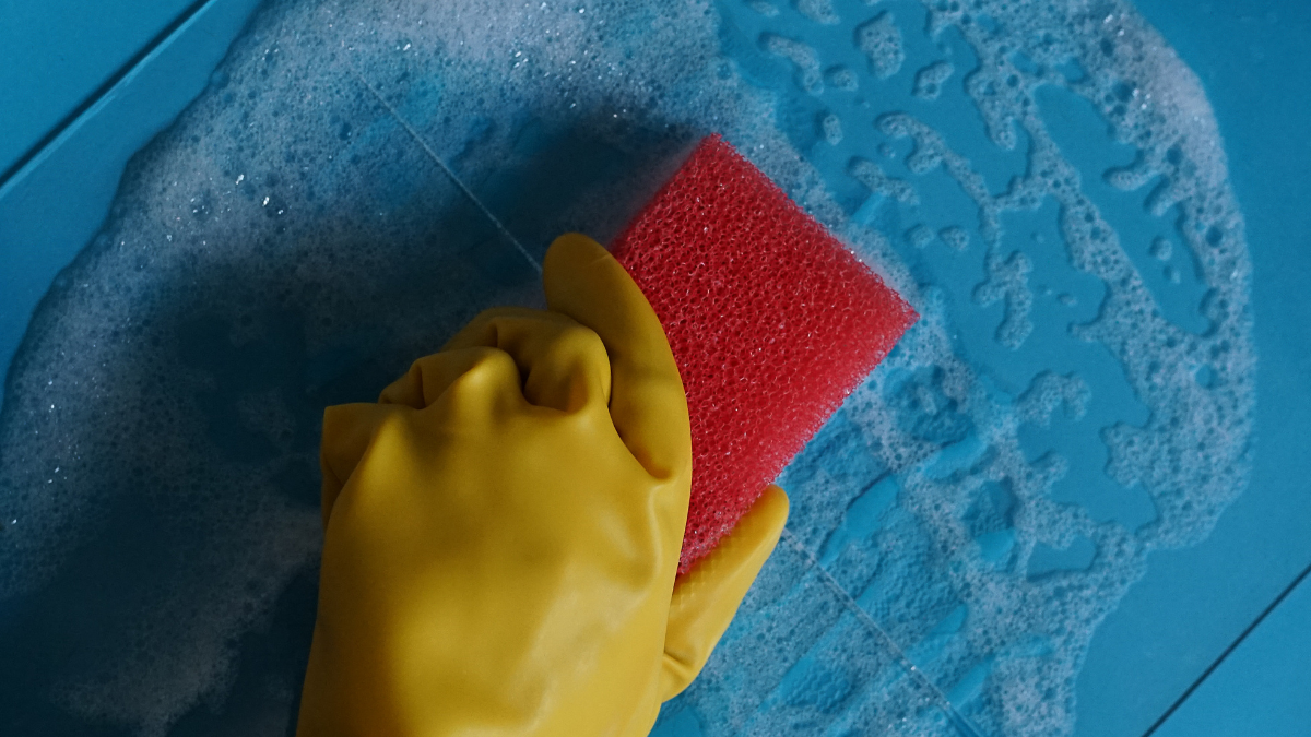 Limpiar los azulejos del baño