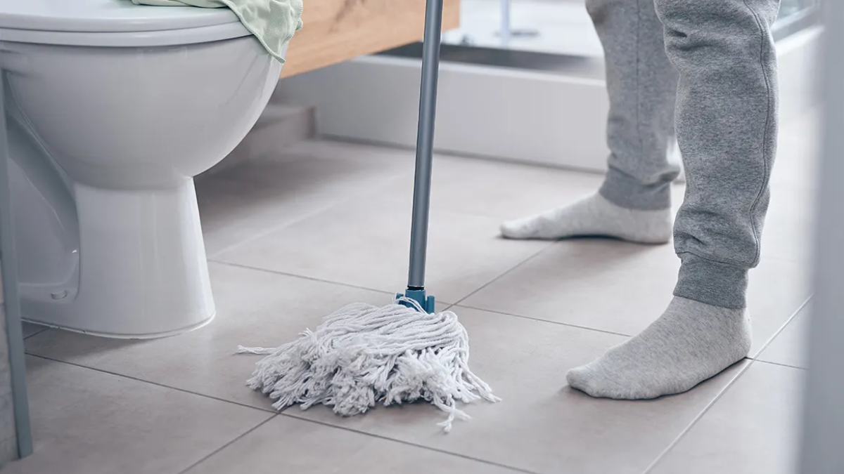 limpiar el piso del baño