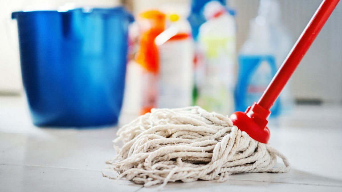 limpiar el piso del baño