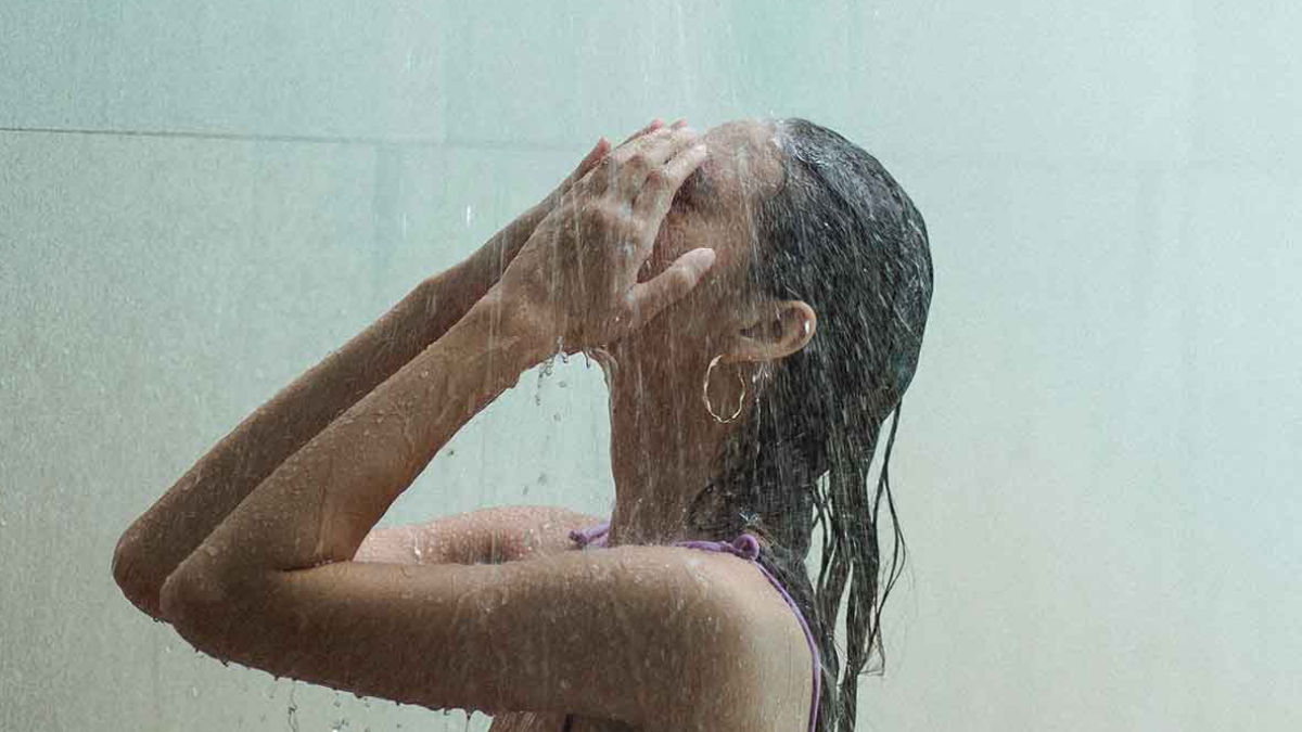 Mujer se ducha