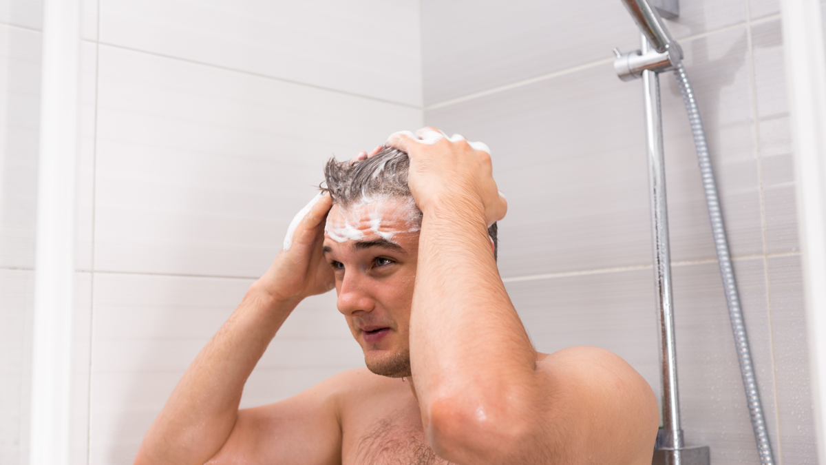 Hombre se pone champú