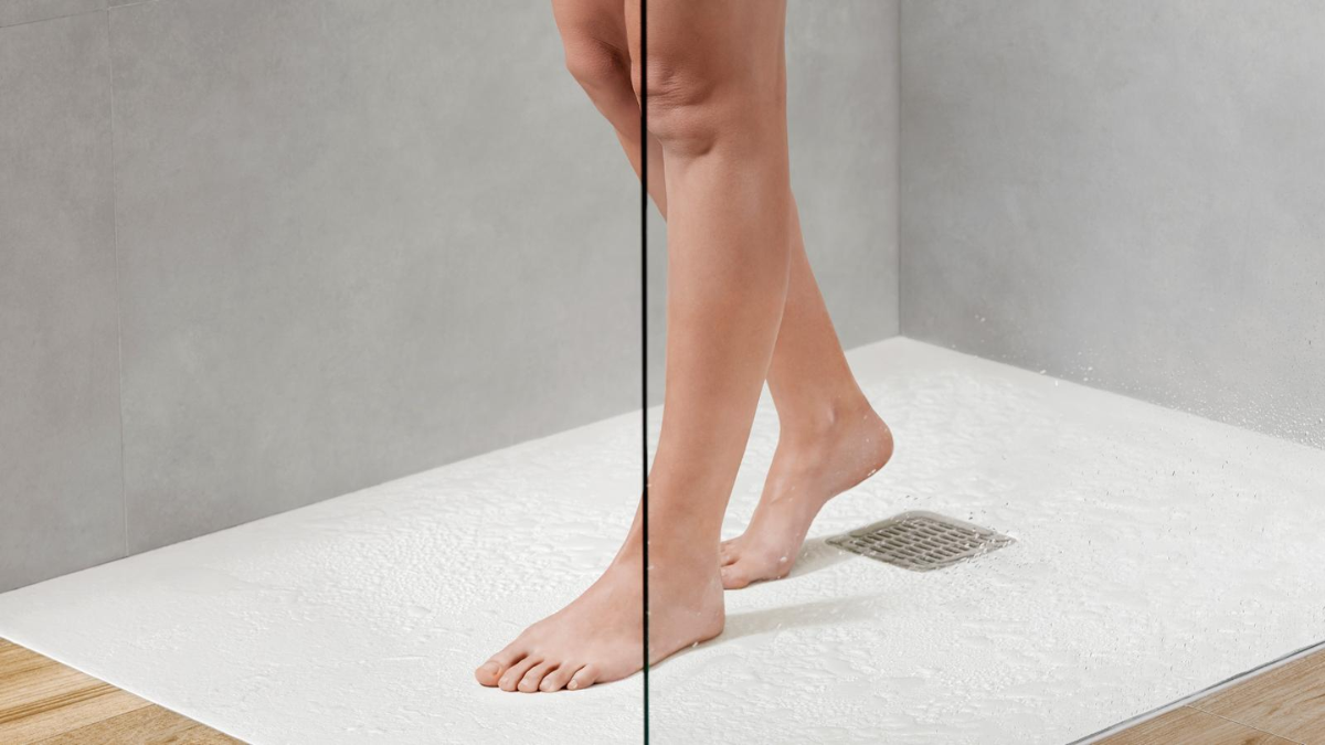 Limpiar un plato de ducha de resina