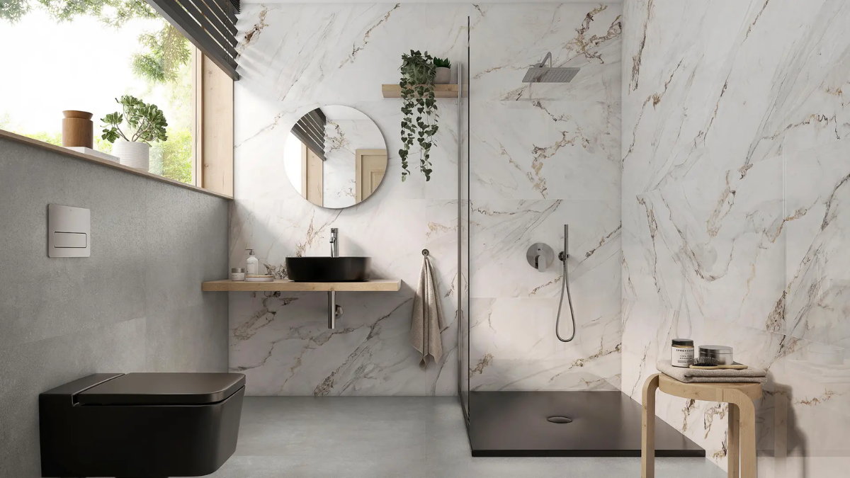 Combinación de mármol y cemento en el baño