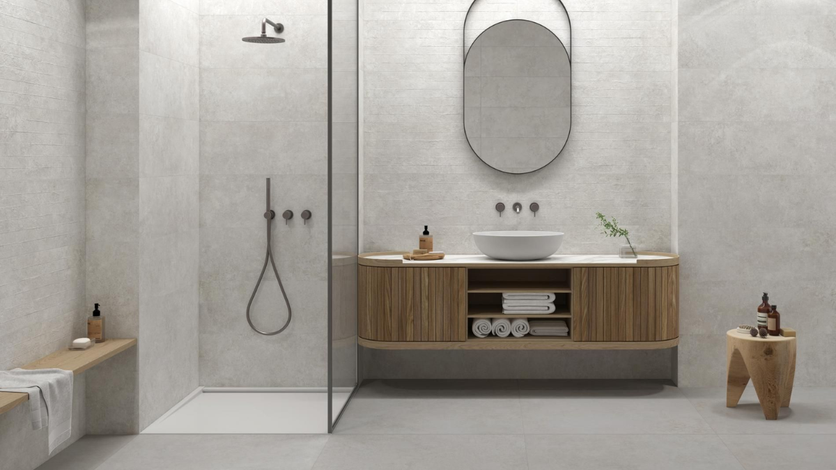 Baño con paredes blancas