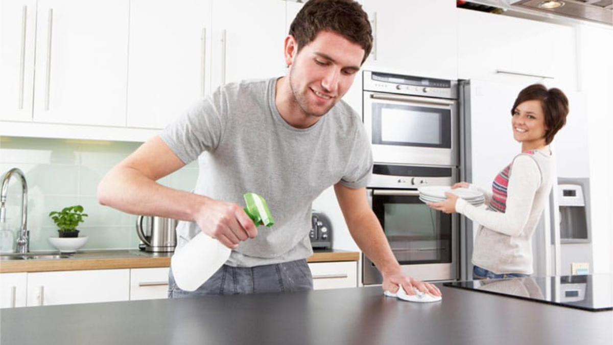 Limpiar los muebles de la cocina