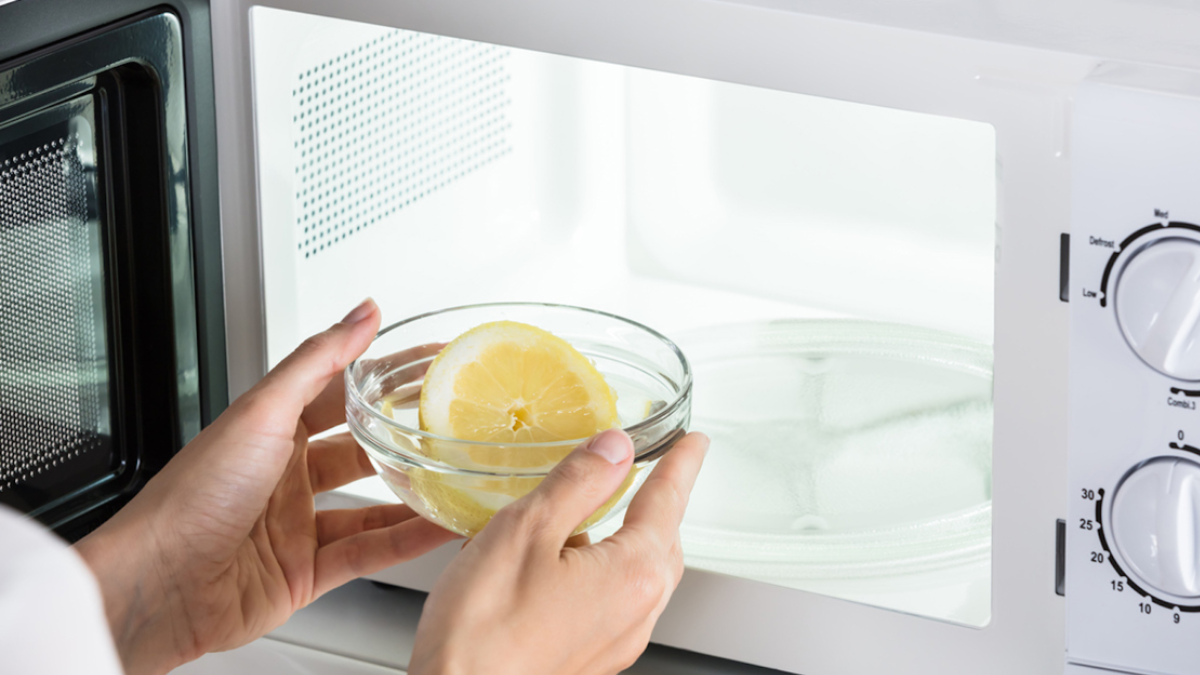 Limpiar los muebles de la cocina: el microondas