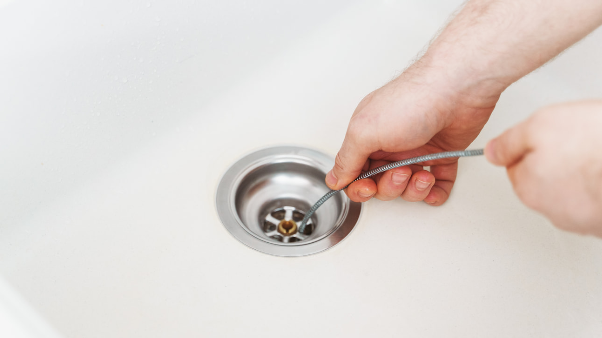 Desatascar un lavabo