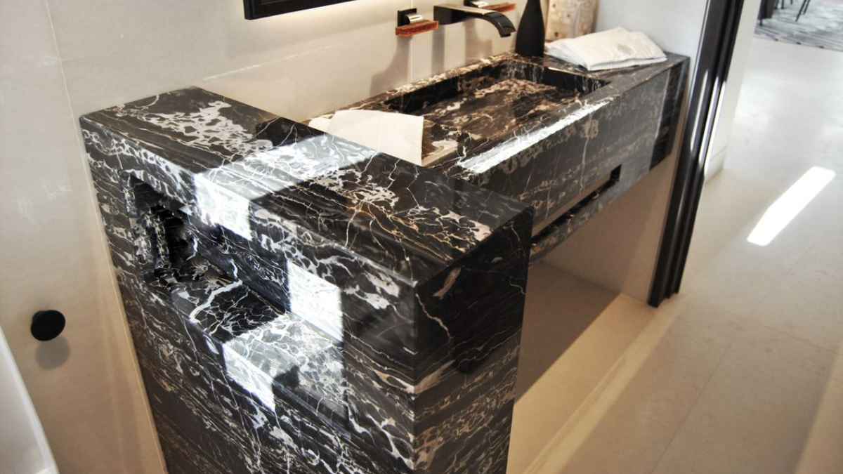 Mueble de mármol en el baño
