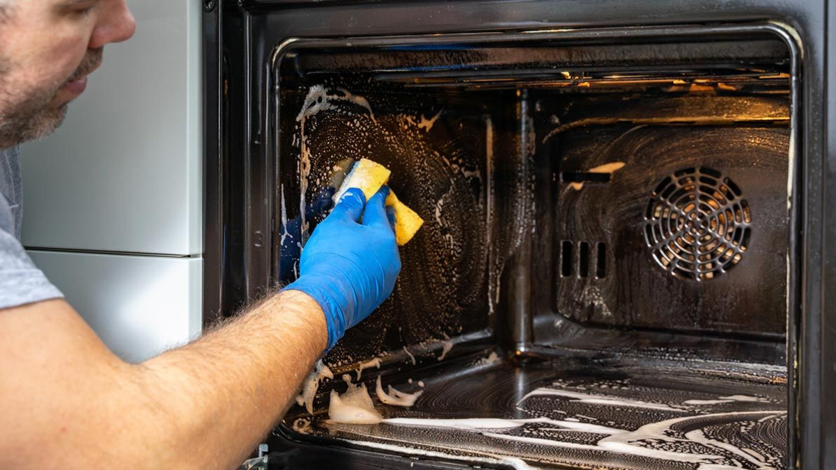 Limpiar un horno por dentro