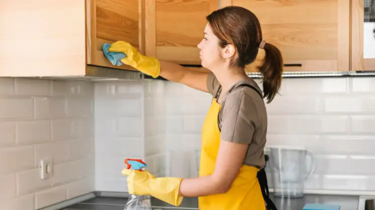 limpiar los armarios de la cocina