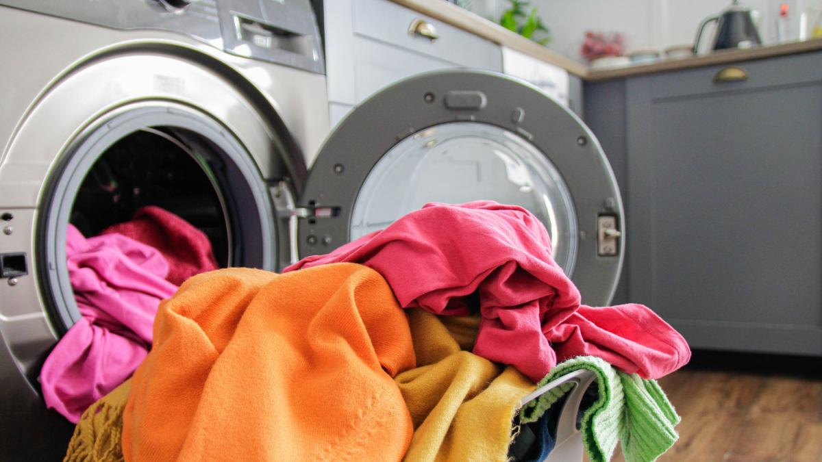 separar la ropa en la lavadora